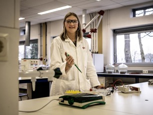 Lab student met pipet