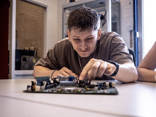 ICT student in de klas met computerplaat