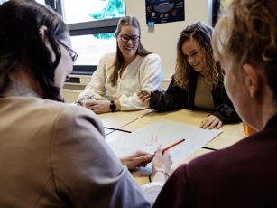Studenten Maatschappelijke Zorg volwassenen in de les