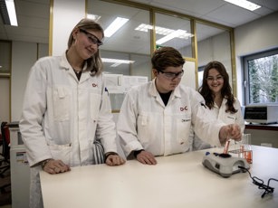 Lab studenten met reageerbuis