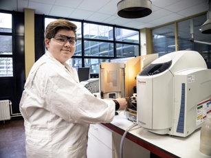 Studente laboratoriumtechniek achter machine