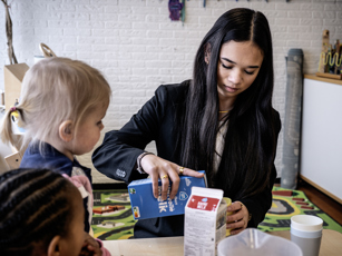 PW student schenk melk in voor kind