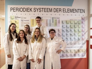 Studentenlaboratoriumtechniek bij periodiek systeem
