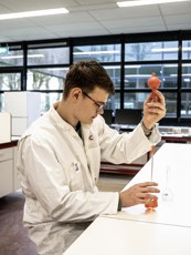 Lab student met bekerglas