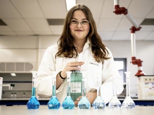 Lab studente met erlenmeyer