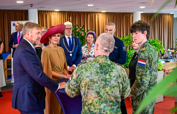 Studenten van de veiligheidsopleidingen in gesprek met koning Willem-Alexander en koningin Máxima 
