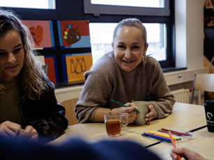 Studente Maatschappelijke Zorg tijdens de les
