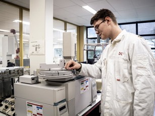 Student laboratoriumtechniek bij centrifuge